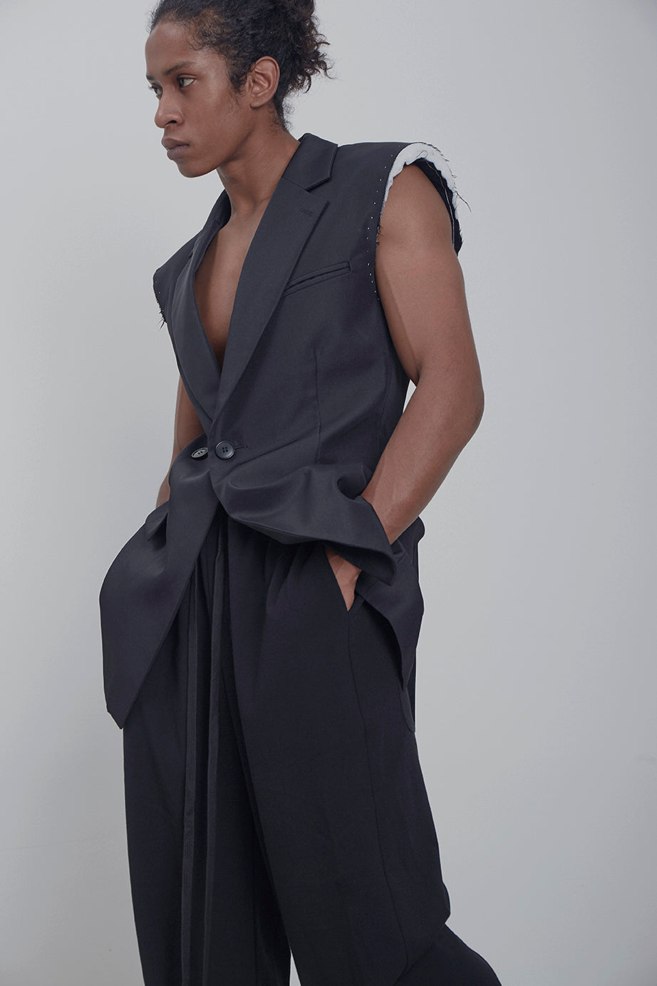 SLEEVELESS SUIT