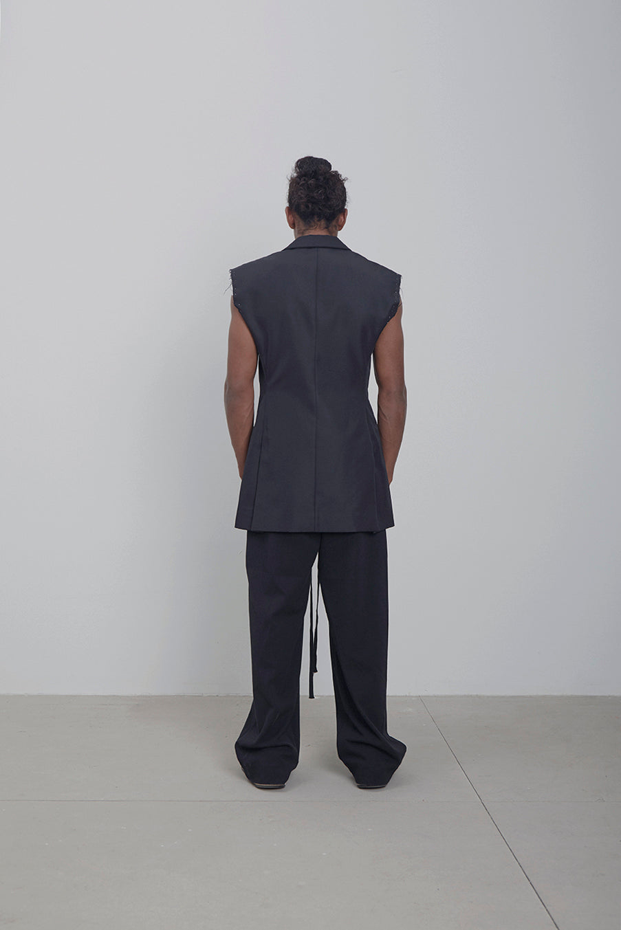 SLEEVELESS SUIT