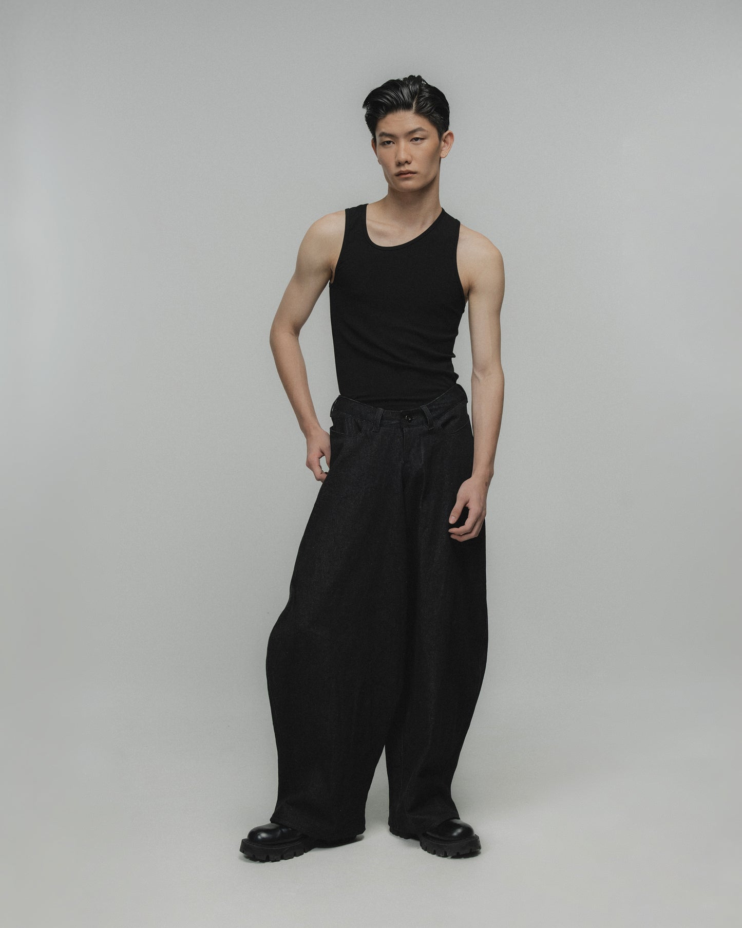 CURVED WAISTBAND JEANS