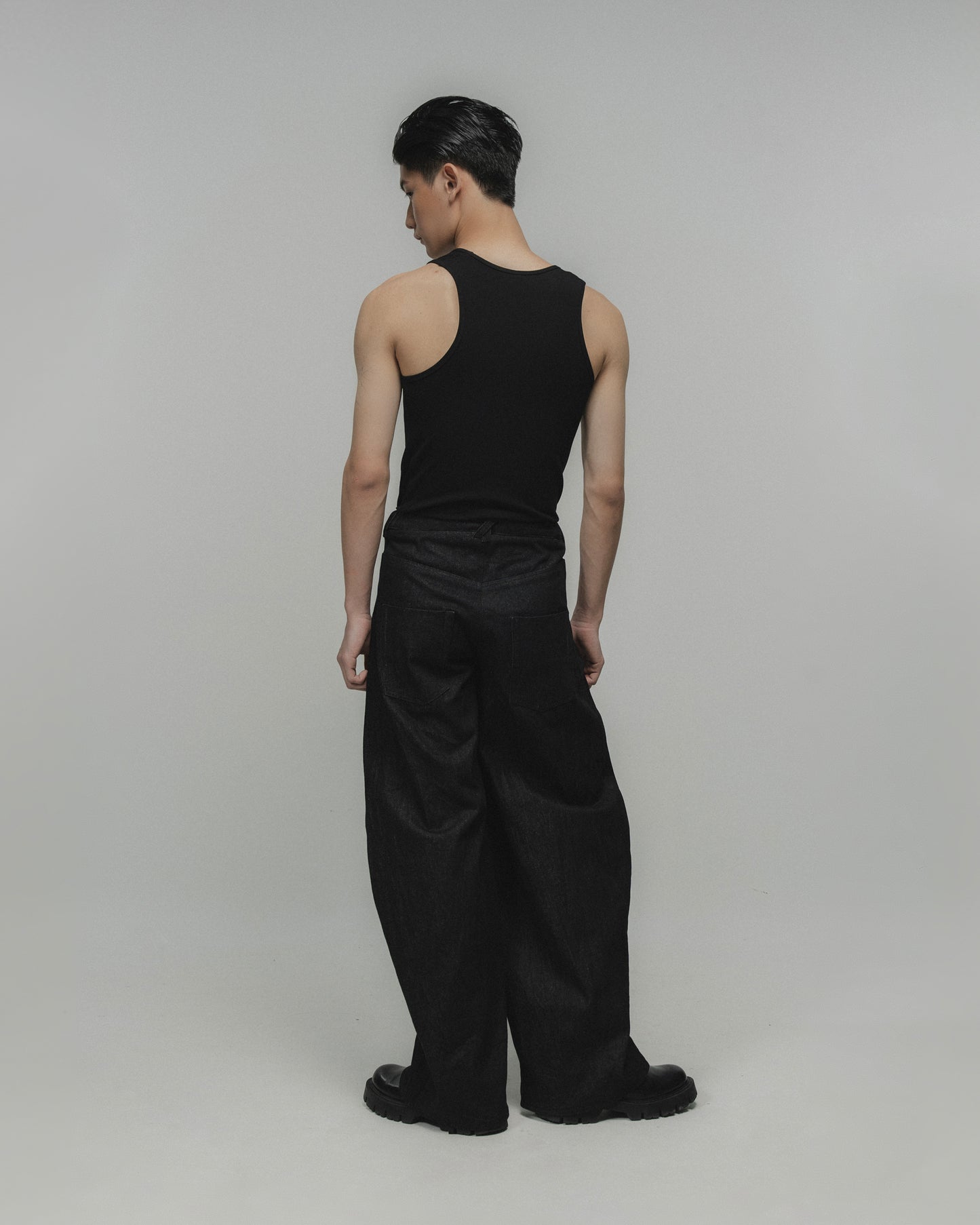 CURVED WAISTBAND JEANS