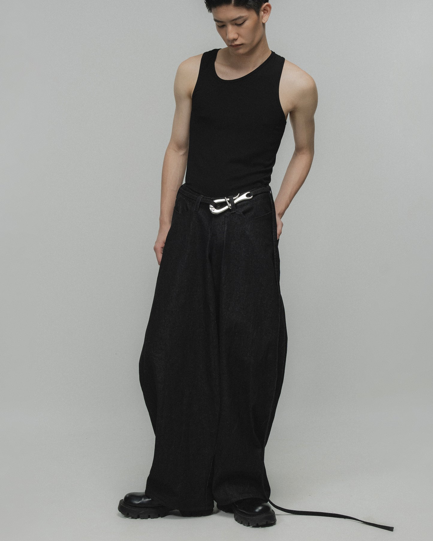 CURVED WAISTBAND JEANS