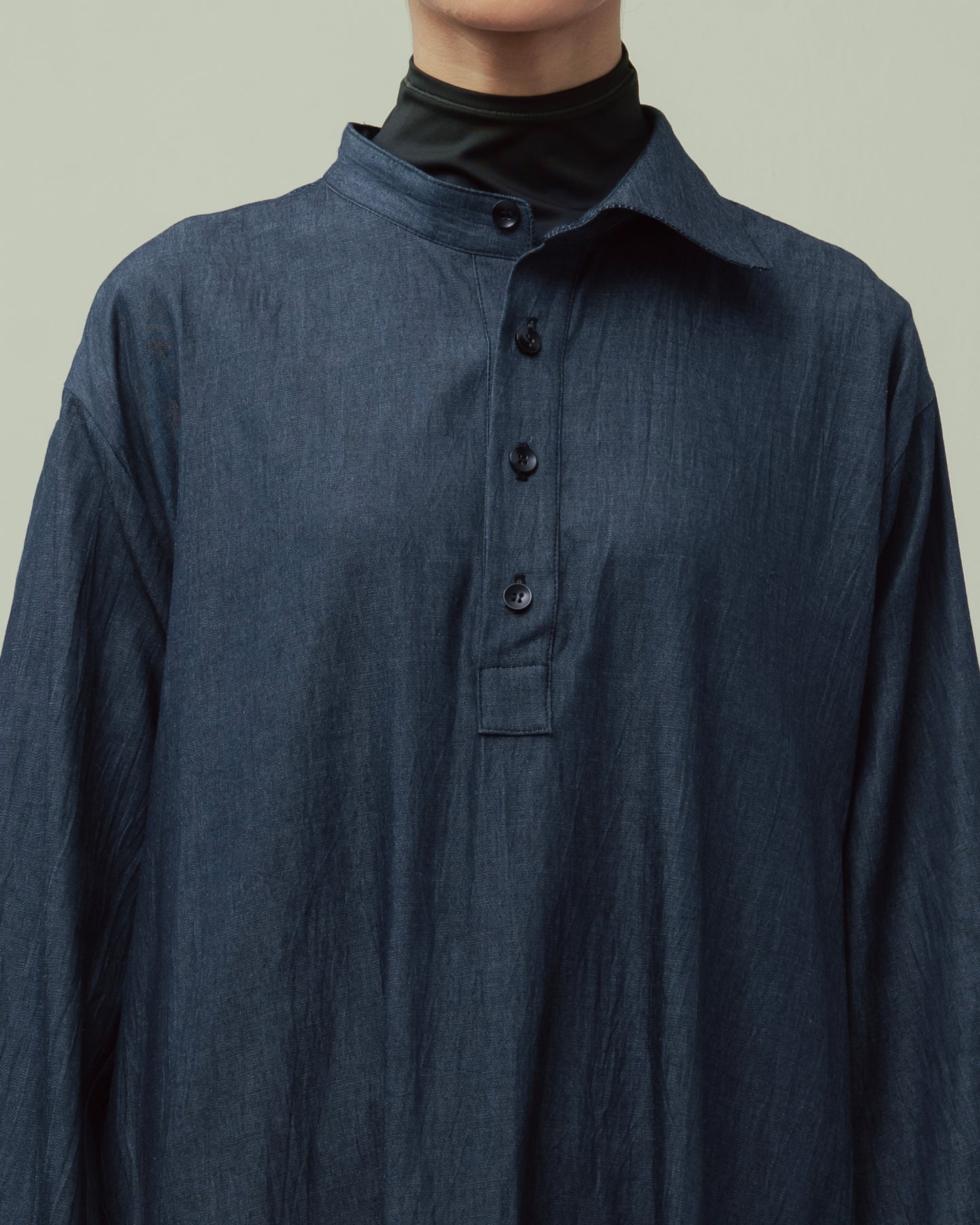 CHAMBRAY SLASHED COLLAR JUBAH