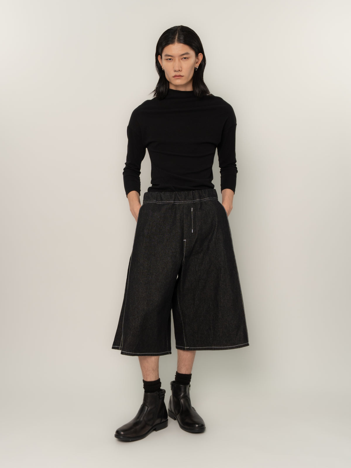 SIDE PLEAT DENIM SHORTS (BLACK)