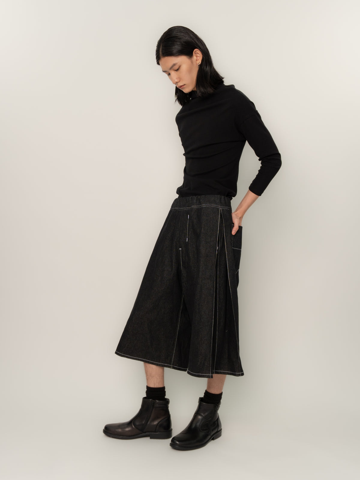 SIDE PLEAT DENIM SHORTS (BLACK)