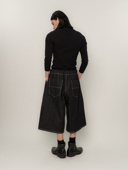 SIDE PLEAT DENIM SHORTS (BLACK)