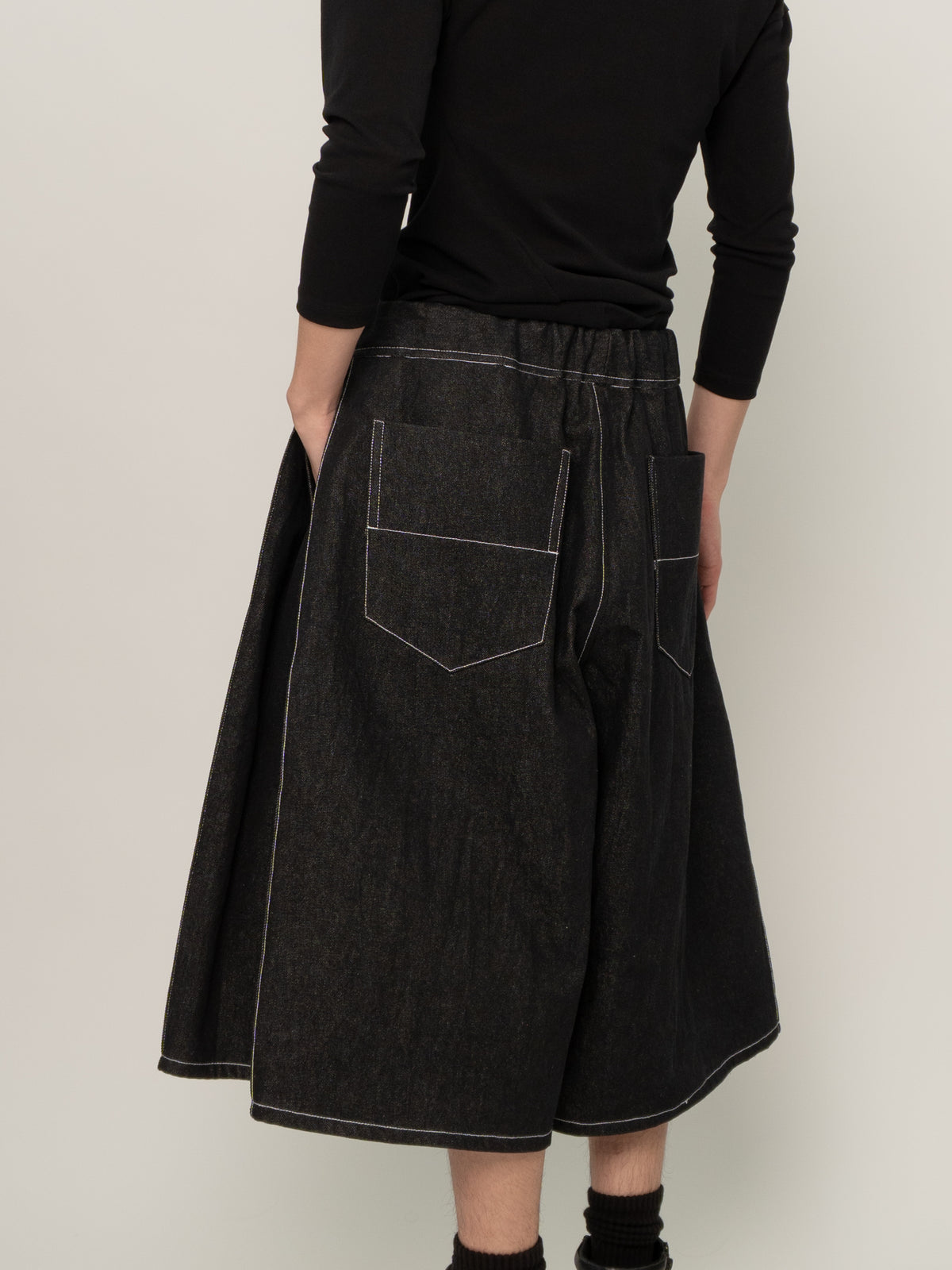 SIDE PLEAT DENIM SHORTS (BLACK)