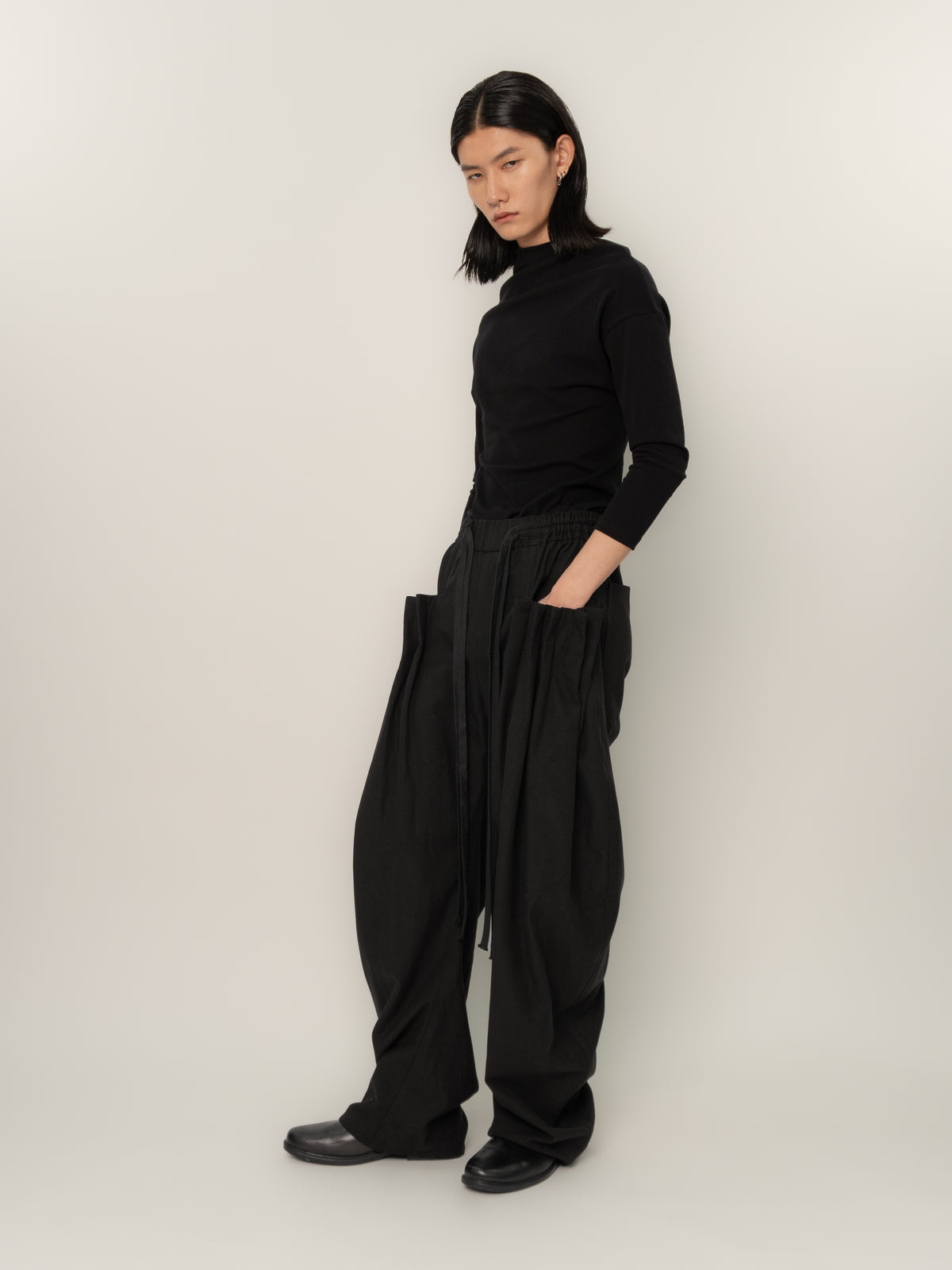 PINCHED POCKET TROUSERS (BLACK)