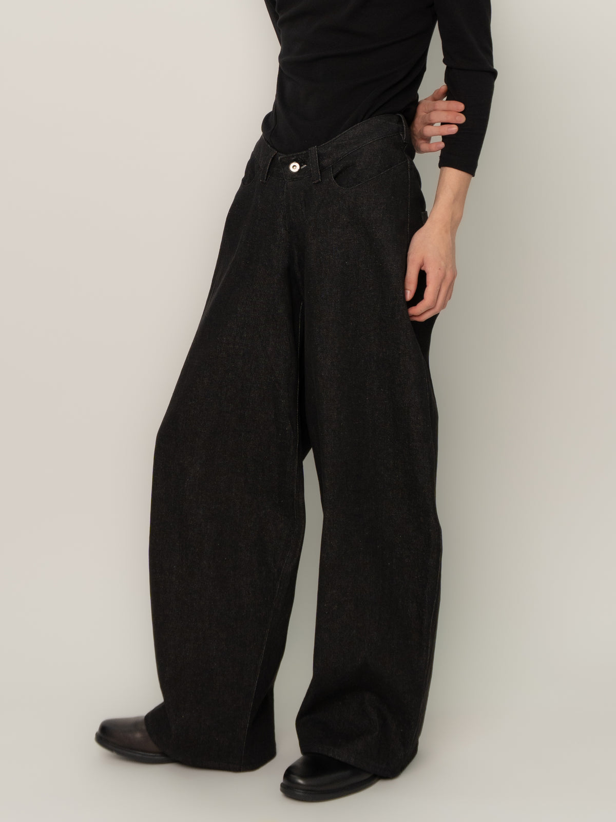 CURVED WAIST DENIM TROUSERS (BLACK)