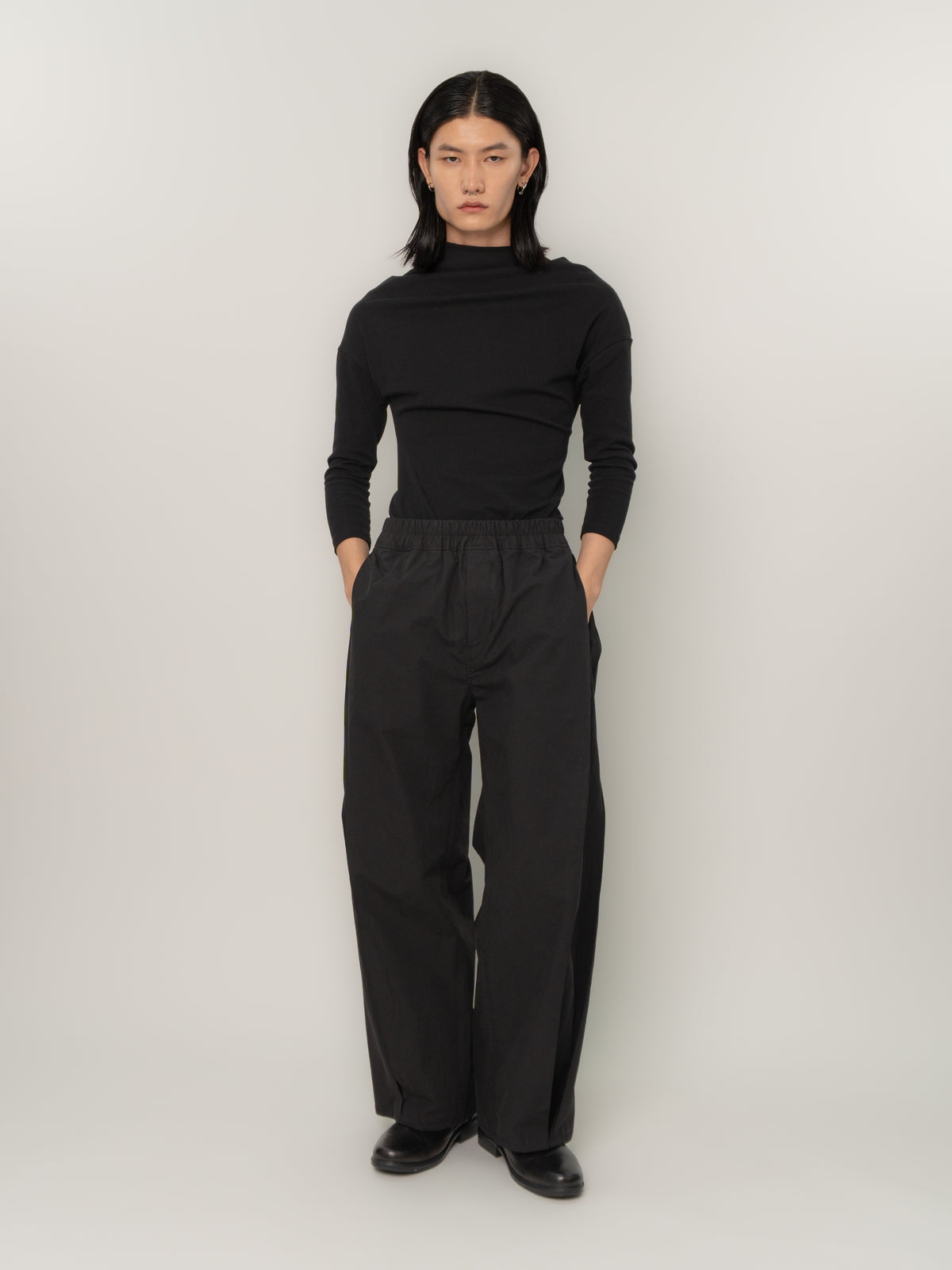 SLANT PLEAT CASUAL TROUSERS (BLACK)