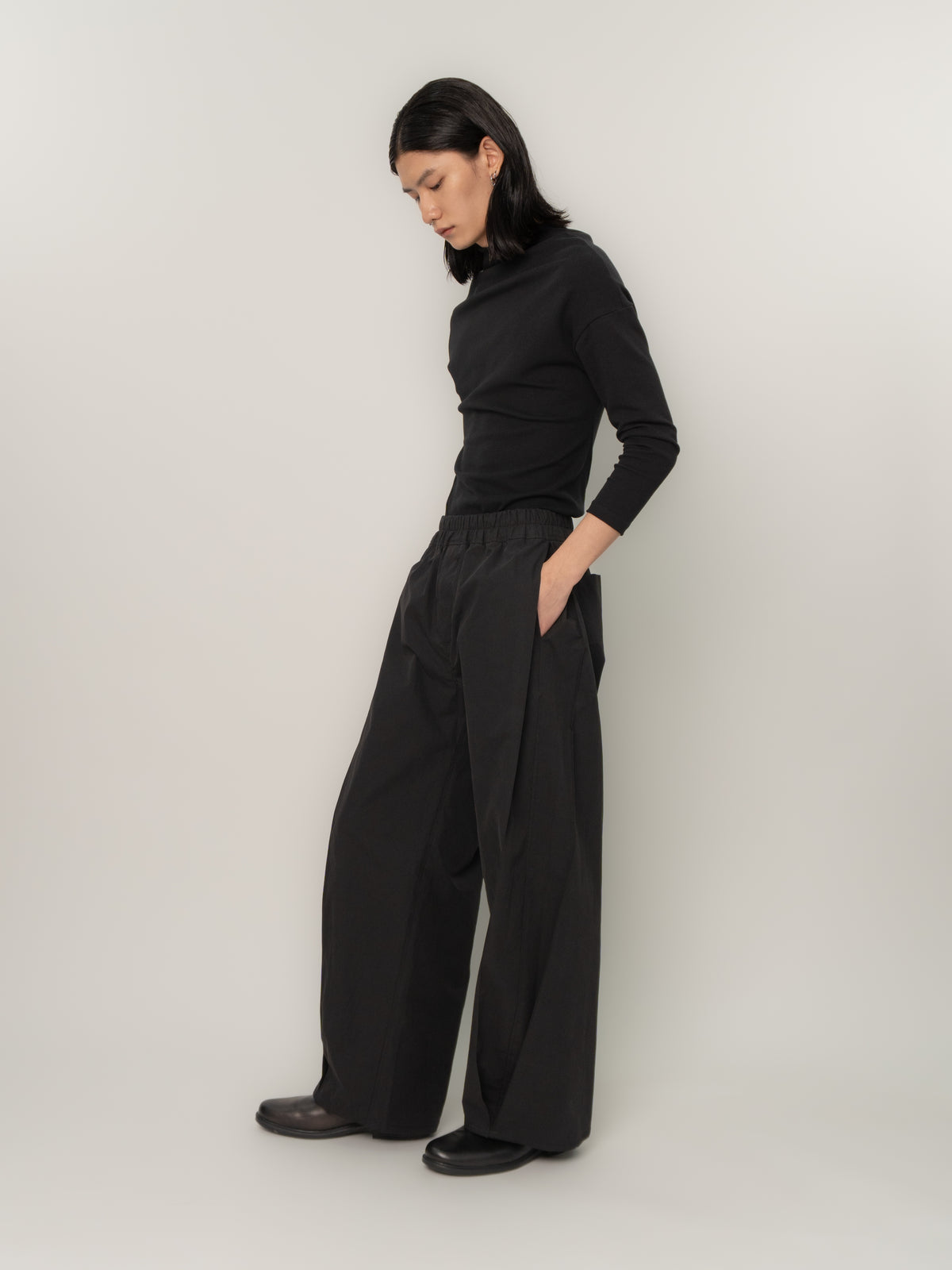 SLANT PLEAT CASUAL TROUSERS (BLACK)