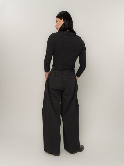 SLANT PLEAT CASUAL TROUSERS (BLACK)