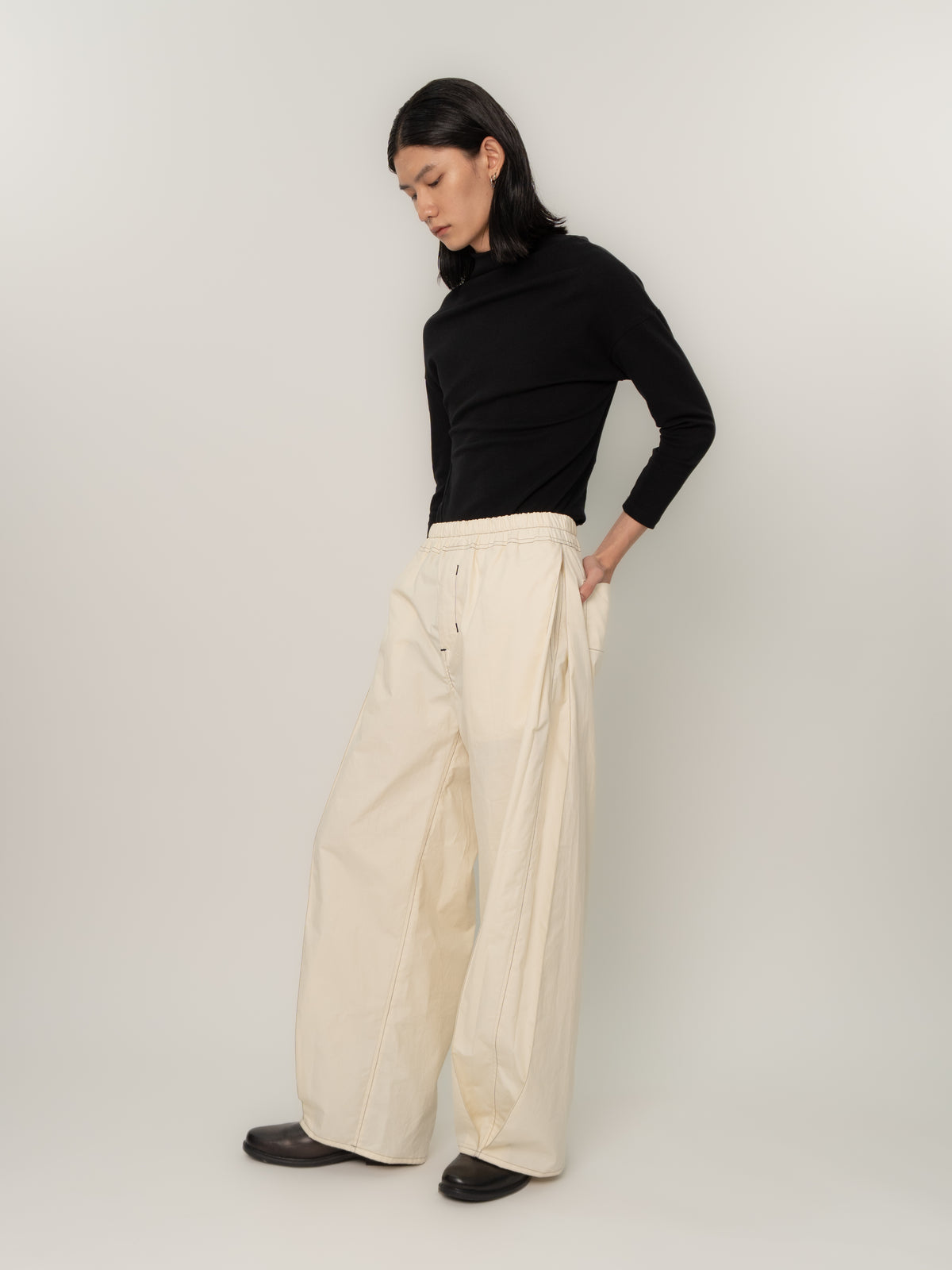 SLANT PLEAT CASUAL TROUSERS (BONE)