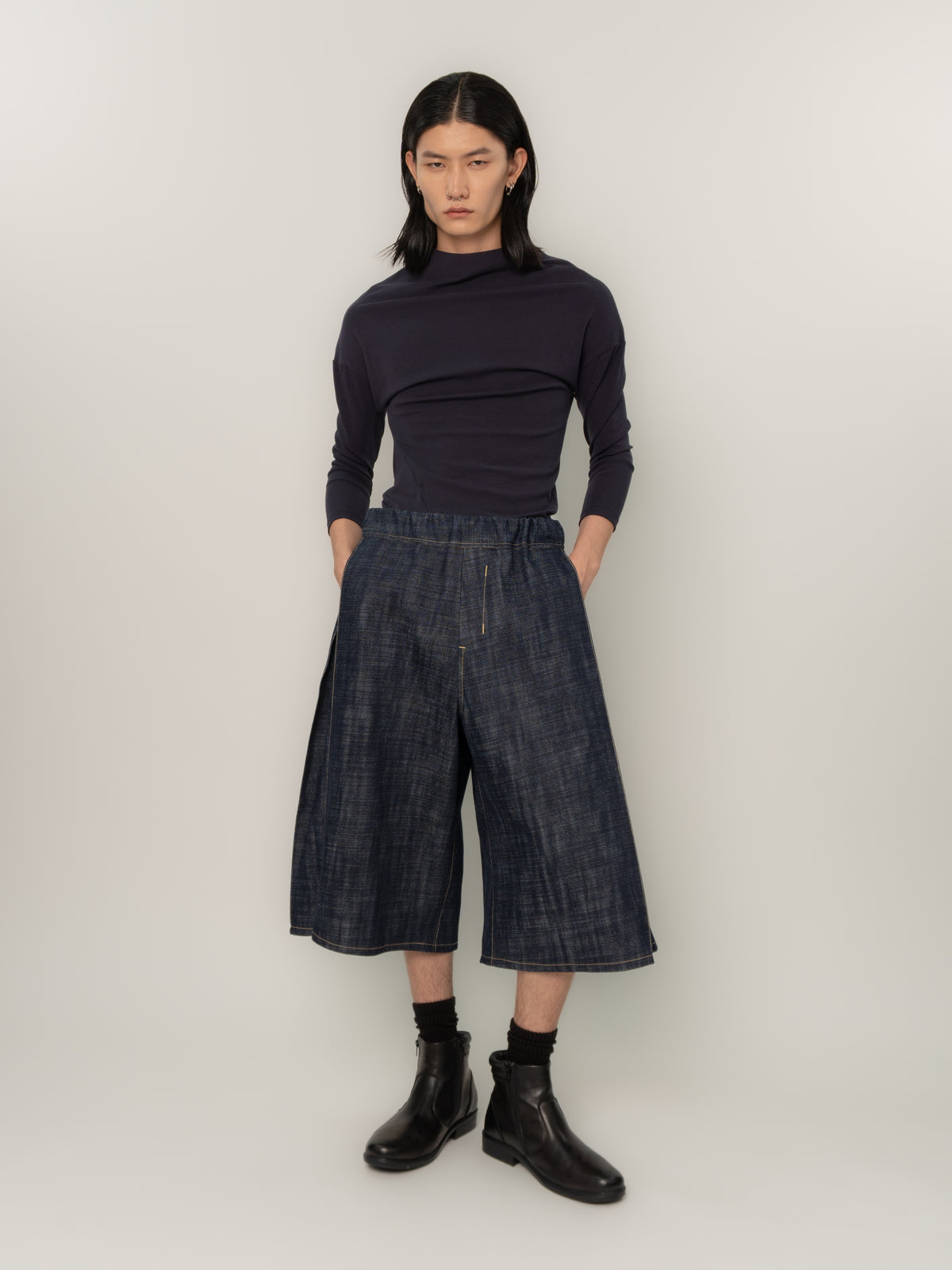 SIDE PLEAT DENIM SHORTS (INDIGO)