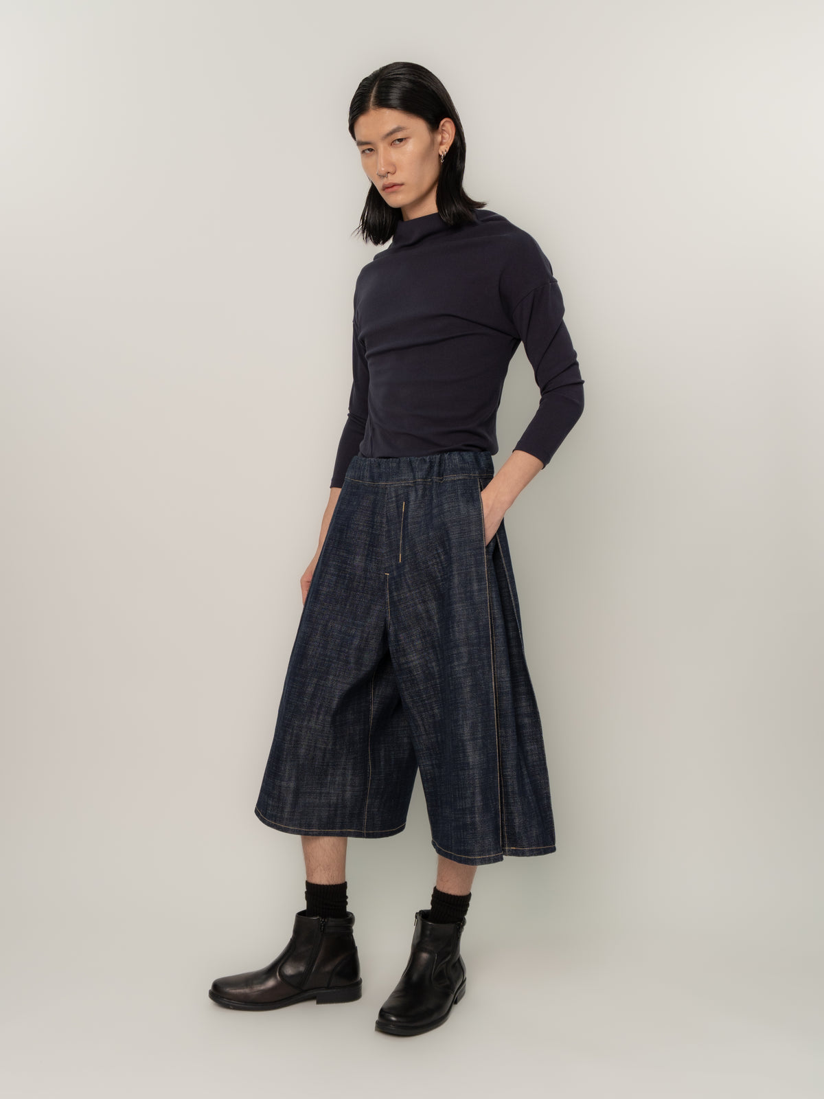 SIDE PLEAT DENIM SHORTS (INDIGO)