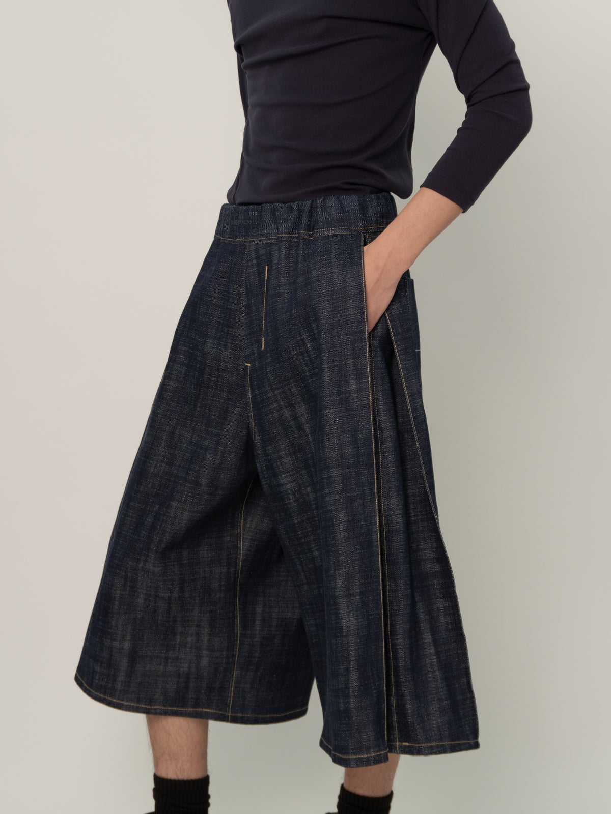 SIDE PLEAT DENIM SHORTS (INDIGO)