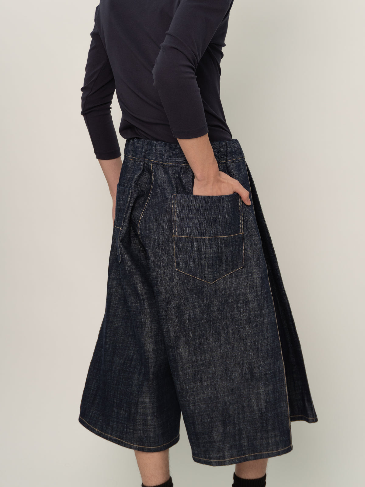 SIDE PLEAT DENIM SHORTS (INDIGO)