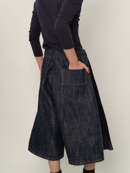 SIDE PLEAT DENIM SHORTS (INDIGO)