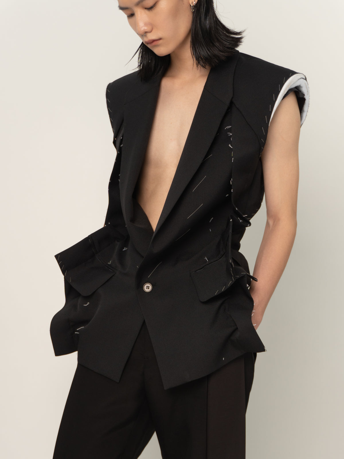 SLEEVELESS PINCHED BLAZER