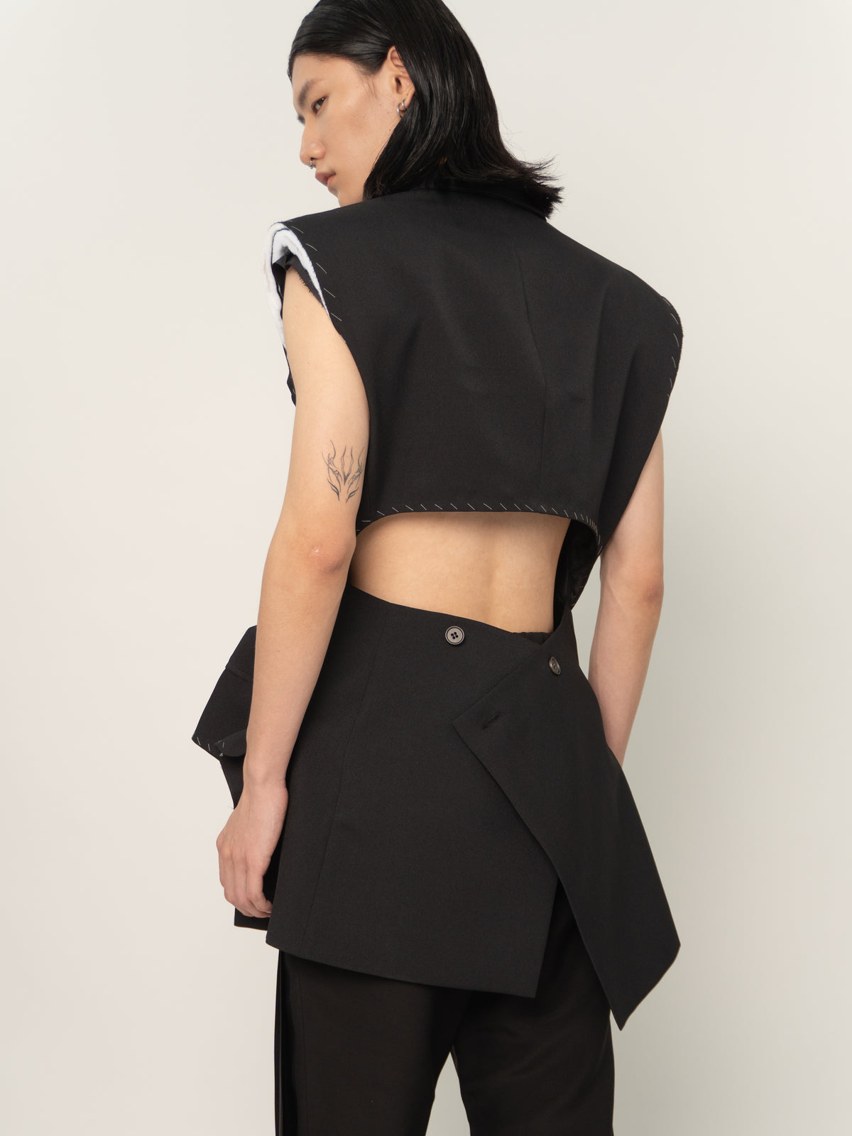 SLEEVELESS PINCHED BLAZER