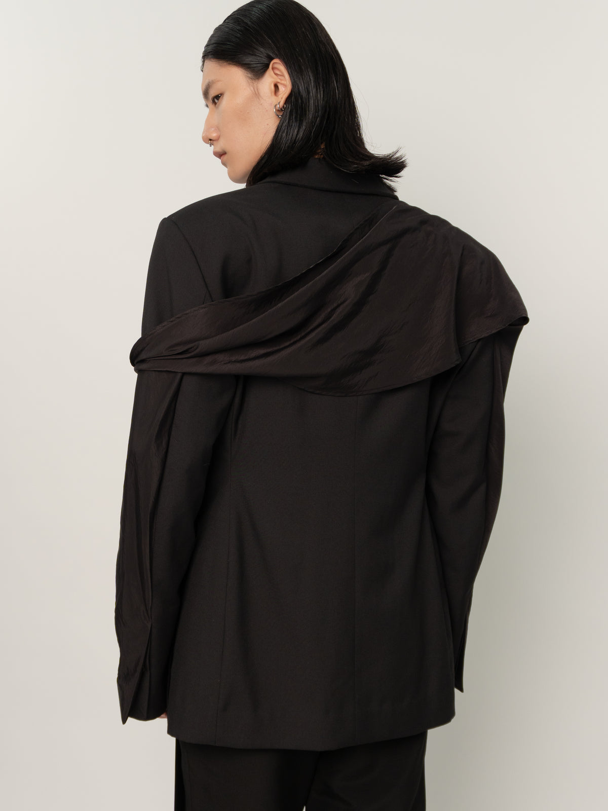 HUNCHED DRAPE DOUBLE BREASTED BLAZER (BLACK)