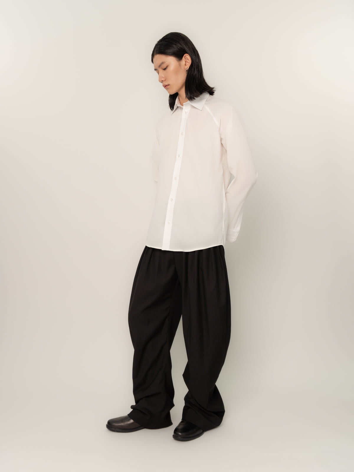 BUTTON DOWN RAGLAN SHIRT (WHITE)